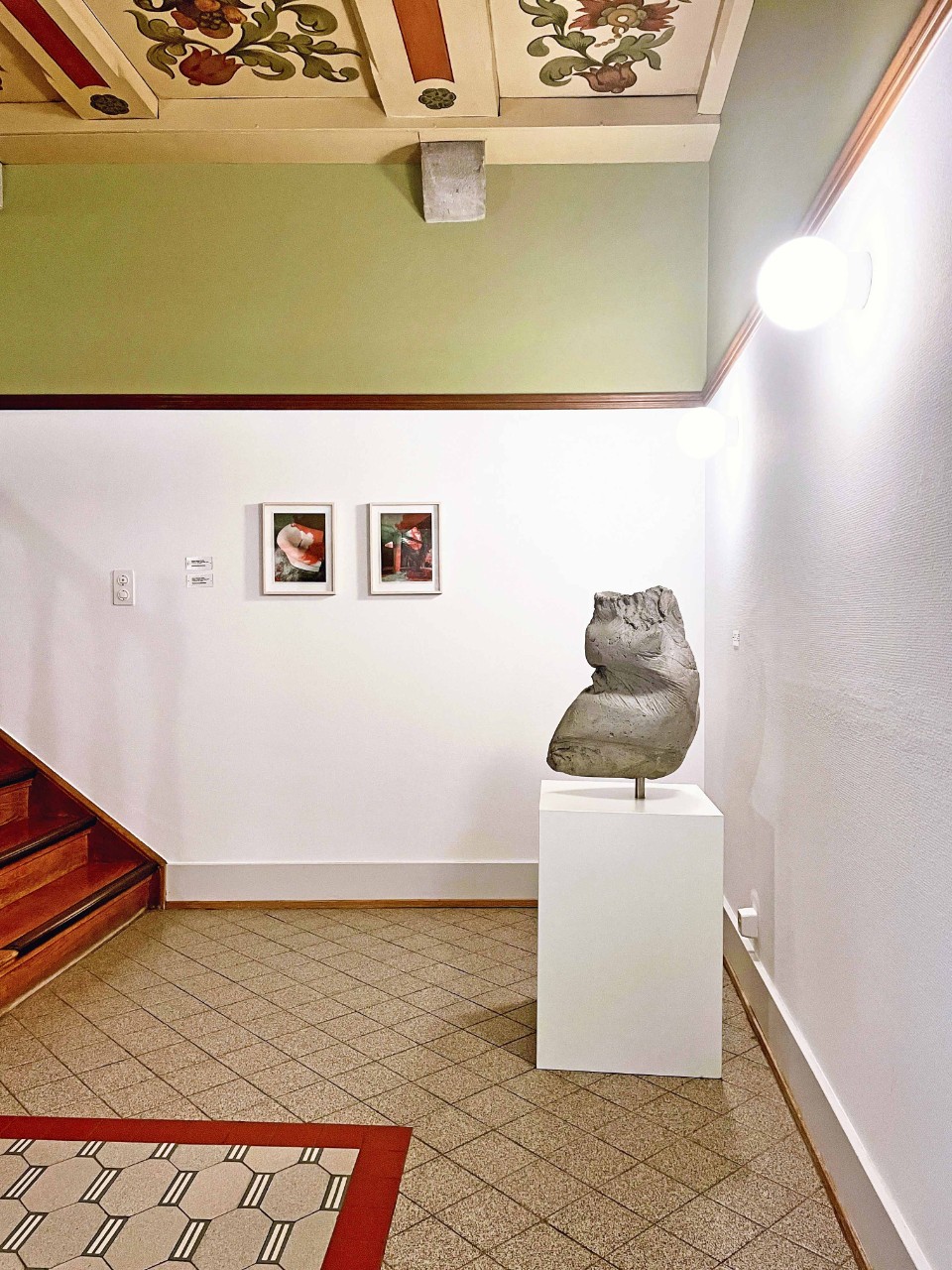 Katja Schenker, «rencontre», 2011, Beton // Wand hinten: Shirana Shahbazi, «Plitvice & some other place» und «Erzurum & some», 2014, Direkter Flachdruck auf Papier.